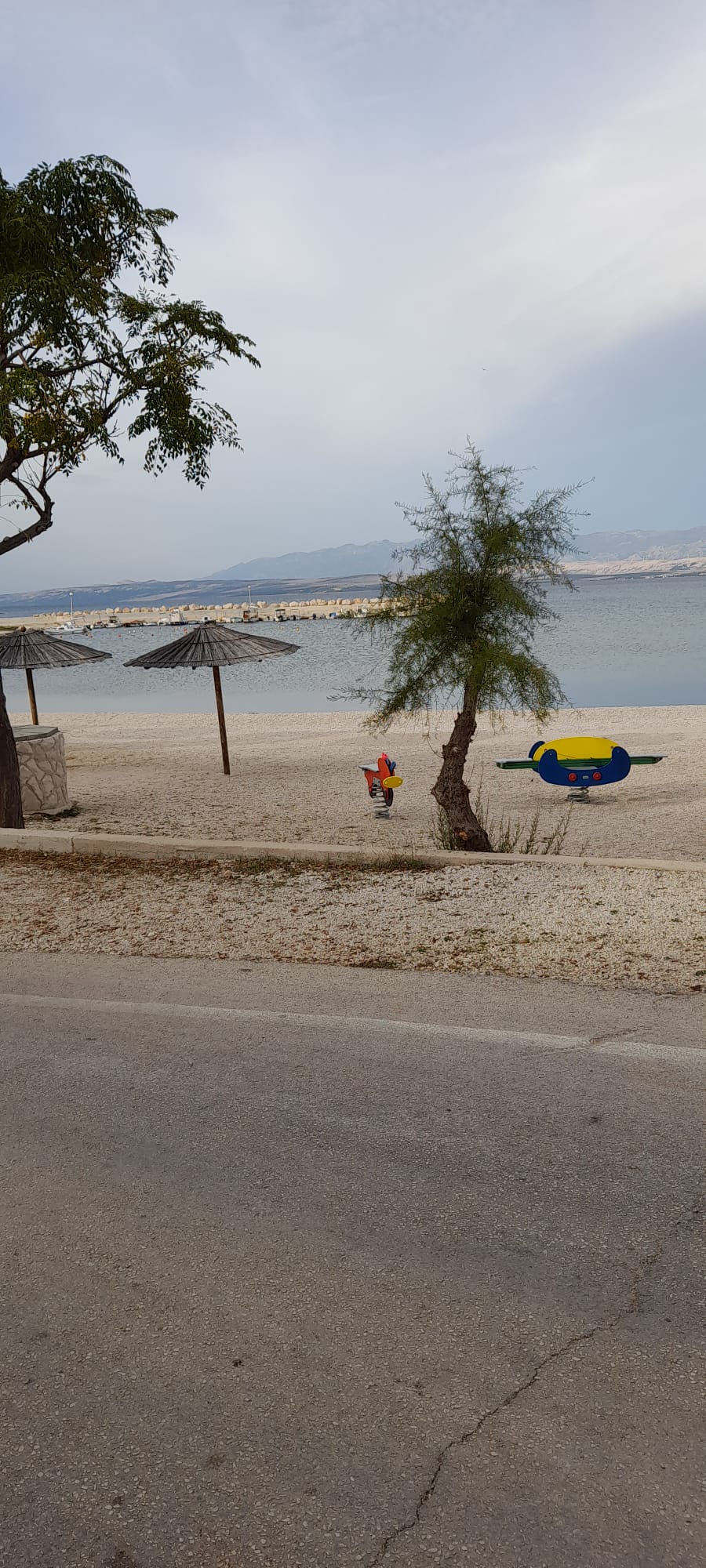 Plaža i kamenita obala